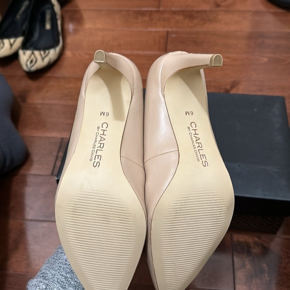 NEW IN BOX - Charles by Charles David leather pumps size 6 - Picture 3 of 3